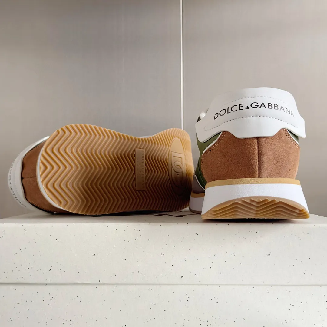 Factory price: 458💰D&G's latest Cushion series casual sports shoes, dad shoes, running shoes, original purchase and development, production, handmade, but always looking to the future. The new Cushion sneakers feature a two-tone suede upper accented by a mesh contrasting printed DG cross logo on the side. The lightweight, grippy rubber outsole is innovatively designed to provide excellent performance, while the jacquard label adds timeless style. Exquisite packaging at the delivery counter🛍📦 ▪️ Fabric: Original custom-made first-layer cowhide ▪️ Lining: Original custom-made breathable towel lining ▪️ Sole: Original open-molded rubber material ▪️ Bottom thickness: 3.5CM ▪️ Size: Men's 38-44, customized 45